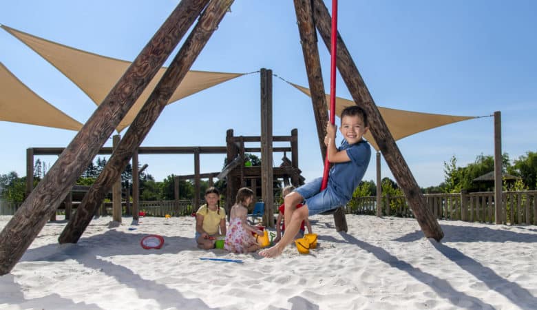 Enfants dans le sable au terrain de jeux au Domaine de Vendresse