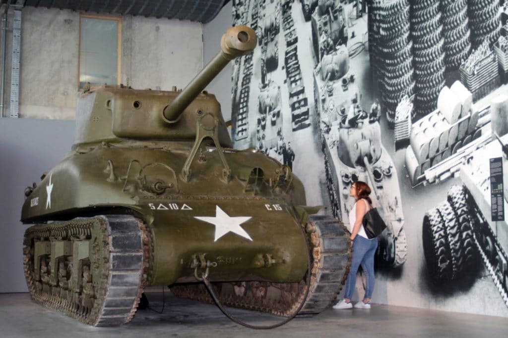 Visite du musée Guerre et Paix avec un char en exposition