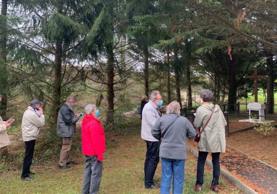 groupe de touristes et locaux visitant le monument de la bataille fosse à l'eau Ardennes