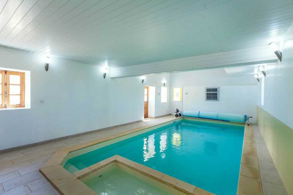 piscine-interieure-chauffee-tour-de-guet-chateau-de-charbogne-e44cb0d9.jpg